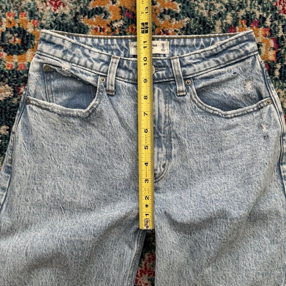 Abercrombie & Fitch 90s High Rise Relaxed Jeans Curve Love Light Wash Size 26/2S - Picture 7 of 10